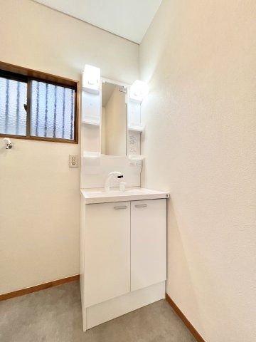 磐田市大原の洗面所|忙しい朝の身支度に便利なシャンプードレッサー付き洗面化粧台
