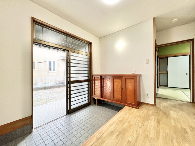 磐田市大原の玄関|シューズクロークは可動棚で収納たっぷり。ご家族の靴をスッキリと収納できます。