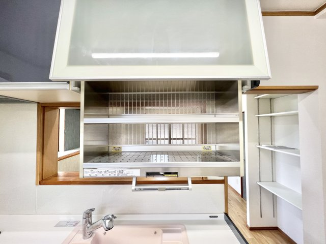 磐田市大原の設備|キッチン上部に電動収納棚がついておりますので、食器の出し入れが
簡単です。