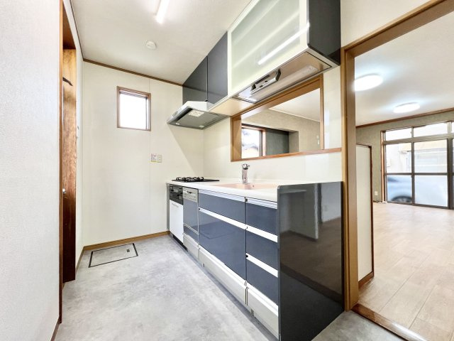 磐田市大原のキッチン|グレーを基調としたキッチン！！
北に勝手口があり、外への出入り便利です。