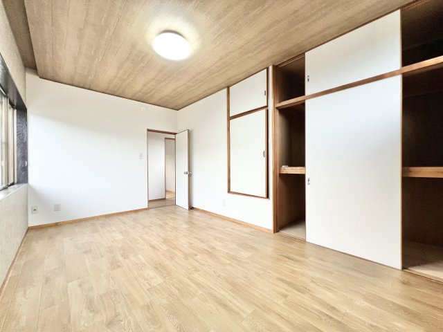 磐田市大原の洋室|7.5帖の洋室！！
収納たっぷり２面採光で日当たり、風通りが心地良い空間です。