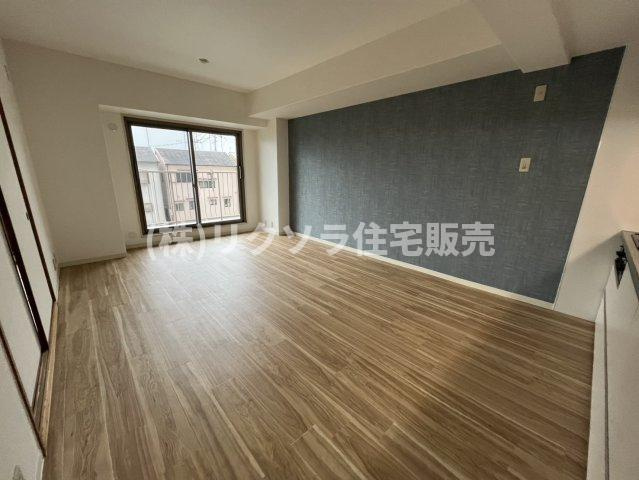 寝屋川サンハイツB棟の居間・リビング|LDK12.0帖
■物件内覧・資金計画相談・住宅ローン相談、リフォーム相談、お問合せ受付中■
※当日・翌日のご内覧、ご相談はお電話でのお問合せがスムーズです！