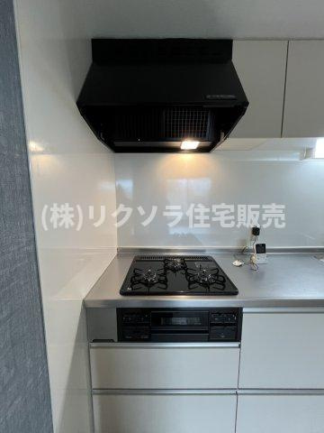 寝屋川サンハイツB棟の設備|ビルトイン三口コンロ
■物件内覧・資金計画相談・住宅ローン相談、リフォーム相談、お問合せ受付中■
※当日・翌日のご内覧、ご相談はお電話でのお問合せがスムーズです！