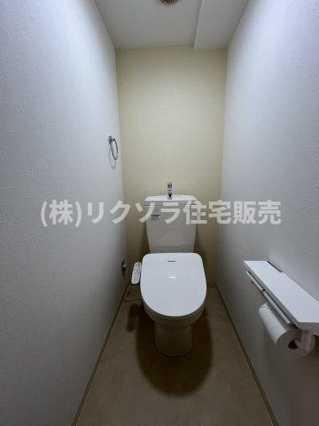 寝屋川サンハイツB棟のトイレ|温水洗浄便座付き
■物件内覧・資金計画相談・住宅ローン相談、リフォーム相談、お問合せ受付中■
※当日・翌日のご内覧、ご相談はお電話でのお問合せがスムーズです！