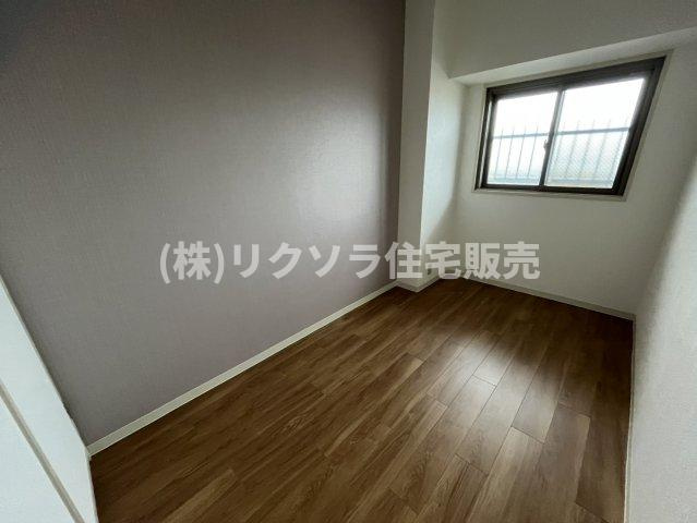 寝屋川サンハイツB棟の洋室|洋室4.2帖
■物件内覧・資金計画相談・住宅ローン相談、リフォーム相談、お問合せ受付中■
※当日・翌日のご内覧、ご相談はお電話でのお問合せがスムーズです！