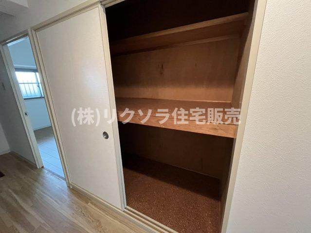 寝屋川サンハイツB棟の収納|廊下押し入れ
■物件内覧・資金計画相談・住宅ローン相談、リフォーム相談、お問合せ受付中■
※当日・翌日のご内覧、ご相談はお電話でのお問合せがスムーズです！