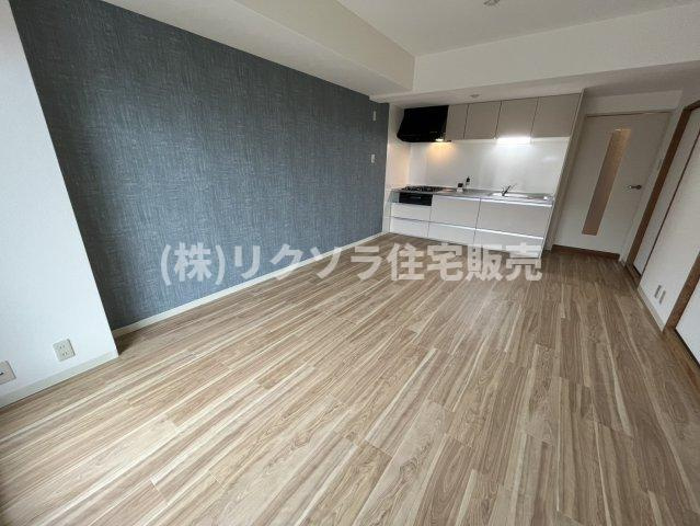 寝屋川サンハイツB棟の居間・リビング|LDK12.0帖
■物件内覧・資金計画相談・住宅ローン相談、リフォーム相談、お問合せ受付中■
※当日・翌日のご内覧、ご相談はお電話でのお問合せがスムーズです！