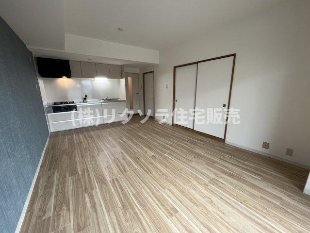 寝屋川サンハイツB棟の居間・リビング|LDK12.0帖
■物件内覧・資金計画相談・住宅ローン相談、リフォーム相談、お問合せ受付中■
※当日・翌日のご内覧、ご相談はお電話でのお問合せがスムーズです！