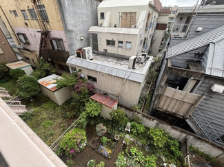 【展望】 | バルコニーからの眺望です。隣接の建物と距離があり、日当たり通風共に良好です♪