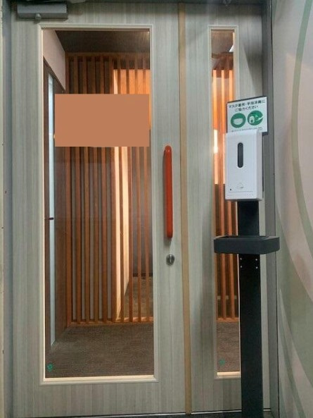 信和ビルのエントランス