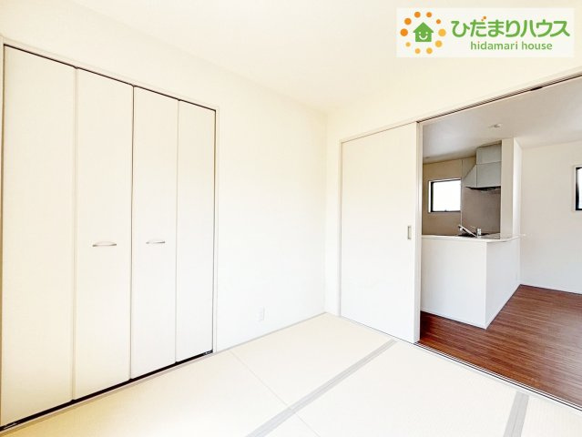 いわき市小名浜燈籠原第1　新築戸建　1号棟の和室|扉を閉じれば来客用のお部屋として。開いて広い空間を作れば、お子様の遊び部屋として使えます！