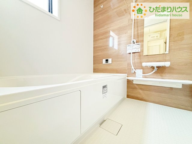 いわき市小名浜燈籠原第1　新築戸建　1号棟の浴室|"何歳まで一緒に入ってくれるだろうか・・・。
広いお風呂は、お子様と一緒に入るバスタイムがより楽しくなります。"