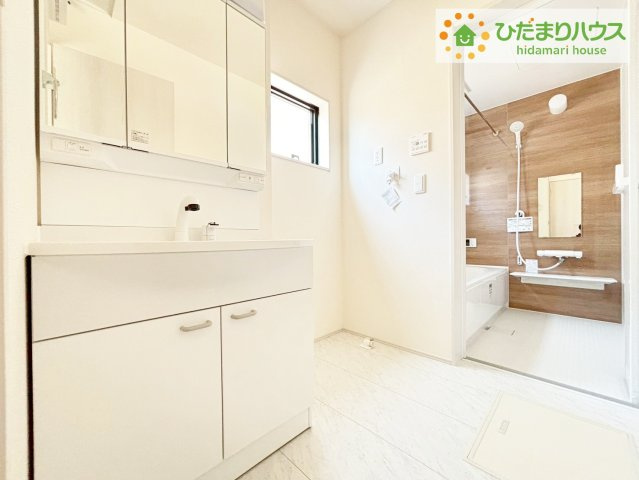 いわき市小名浜燈籠原第1　新築戸建　1号棟の独立洗面台|三面鏡の大きな鏡は憧れます(^^♪ 鏡の後ろは収納となっていて、細かいものでも収納できるのでスッキリと整理できます！