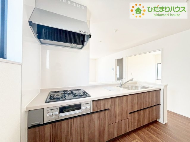 いわき市小名浜燈籠原第1　新築戸建　1号棟のキッチン|コンロは嬉しい3口コンロ！シンクはつなぎ目なしでお掃除も簡単です♪