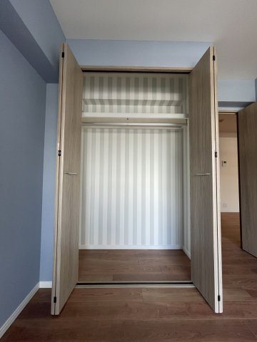 アクロシャトー永和の収納|【同社施工例】※類似同仕様です。開口部のデザインや位置等のデザインが異なります。