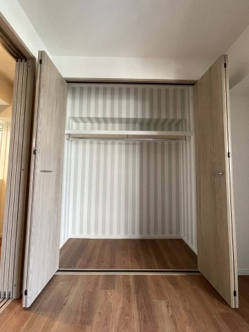 アクロシャトー永和の収納|【同社施工例】※類似同仕様です。開口部のデザインや位置等のデザインが異なります。