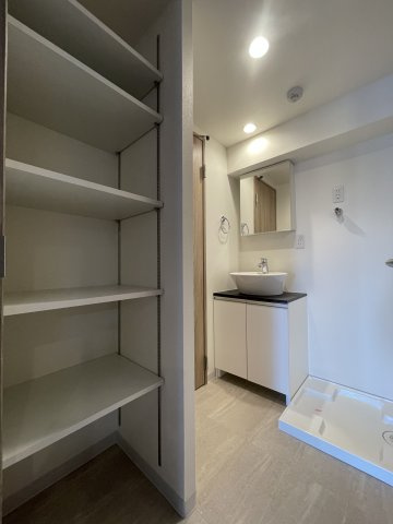 アクロシャトー永和の収納|【同社施工例】※類似同仕様です。開口部のデザインや位置等のデザインが異なります。