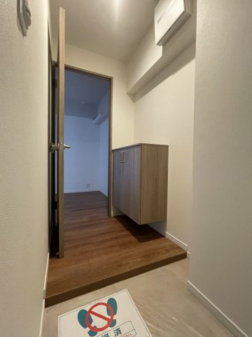 アクロシャトー永和の玄関|【同社施工例】※類似同仕様です。開口部のデザインや位置等のデザインが異なります。