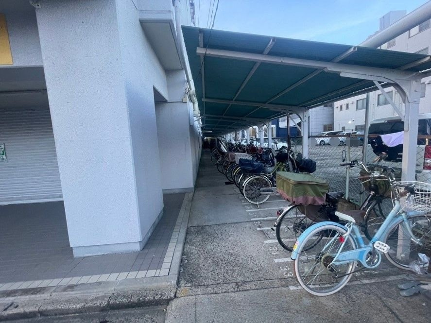 アクロシャトー永和のその他共用部分|駐輪場です。屋根付きで雨の日も安心。