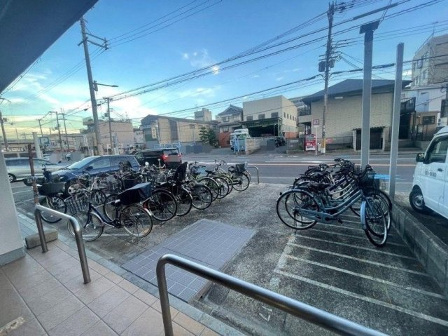 アクロシャトー永和のその他共用部分|駐輪場も広々としています。