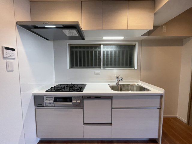 アクロシャトー永和のキッチン|【同社施工例】※類似同仕様です。開口部のデザインや位置等のデザインが異なります。