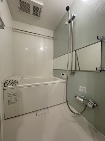 アクロシャトー永和の浴室|【同社施工例】※類似同仕様です。開口部のデザインや位置等のデザインが異なります。
