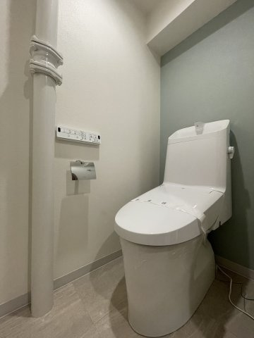 アクロシャトー永和のトイレ|【同社施工例】※類似同仕様です。開口部のデザインや位置等のデザインが異なります。