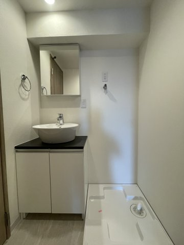 アクロシャトー永和の独立洗面台|【同社施工例】※類似同仕様です。開口部のデザインや位置等のデザインが異なります。