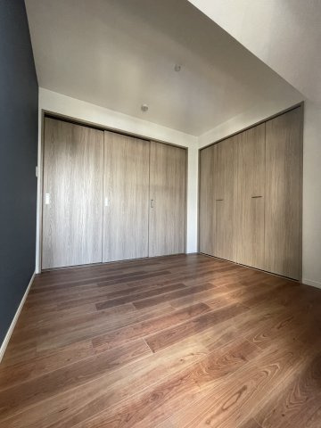 アクロシャトー永和の洋室|【同社施工例】※類似同仕様です。開口部のデザインや位置等のデザインが異なります。