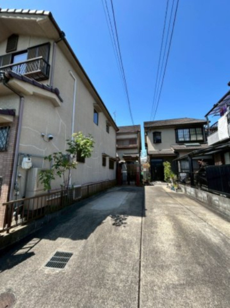寝屋川市明徳二丁目　の前面道路含む現地写真