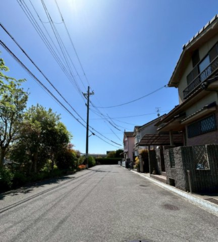 寝屋川市明徳二丁目　の前面道路含む現地写真|前面道路は約6.7メートルあり車の出し入れもスムーズです。