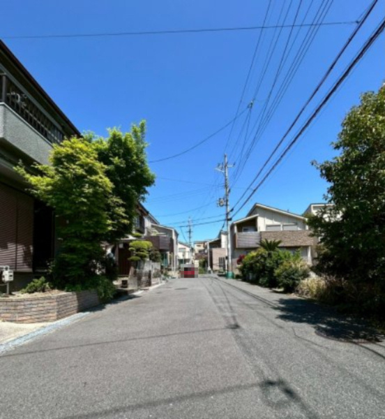 寝屋川市明徳二丁目　の前面道路含む現地写真