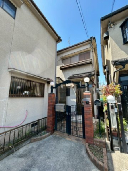 寝屋川市明徳二丁目　の外観|駐車スペース付きの中古戸建です。