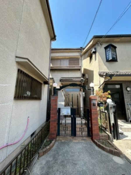 寝屋川市明徳二丁目　の前面道路含む現地写真