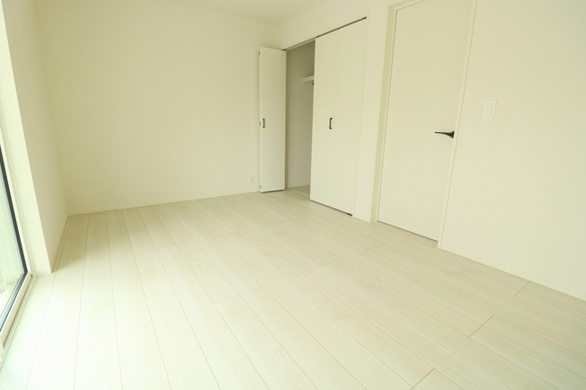 【洋室】 | ふじみ野市上福岡5丁目　新築一戸建住宅　全2棟　(ふじみ野店) | 1階の洋室も光が入ってきます！