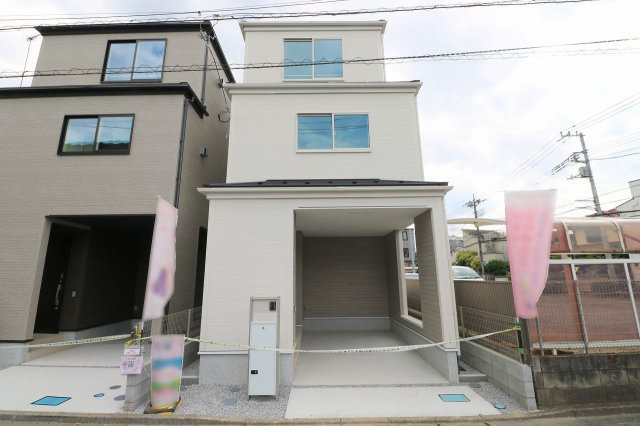 【外観】 | ふじみ野市上福岡5丁目　新築一戸建住宅　全2棟　(ふじみ野店) | 道路から玄関が見えずらい設計となってます♪