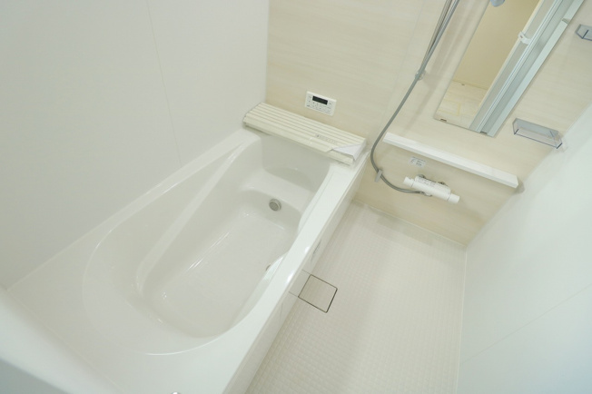 【浴室】 | ふじみ野市上福岡5丁目　新築一戸建住宅　全2棟　(ふじみ野店) | 浴槽内にベンチがあるので、お子様も安心して入れます♪