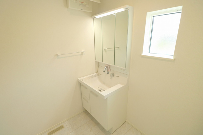 【独立洗面台】 | ふじみ野市上福岡5丁目　新築一戸建住宅　全2棟　(ふじみ野店) | 便利な収納機能が付いた三面鏡です！