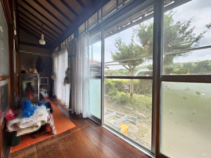 【価格改定】高島市安曇川町南古賀のその他|１階和室横には縁側がございます！外の緑豊かな眺めを楽しみながら癒しの時間を過ごせます(^^)