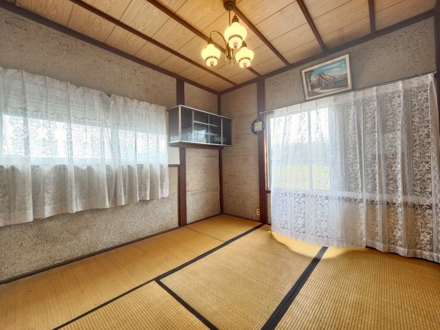 【価格改定】高島市安曇川町南古賀の和室|２階和室4.5帖
２面採光で明るいお部屋です！隣の６帖和室と繋がっております(^^)