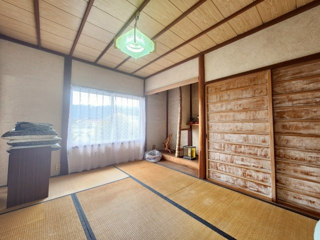 【価格改定】高島市安曇川町南古賀の和室|２階和室8帖
床の間と広めの押し入れもあり、寝室として適したお部屋となっております(^^)