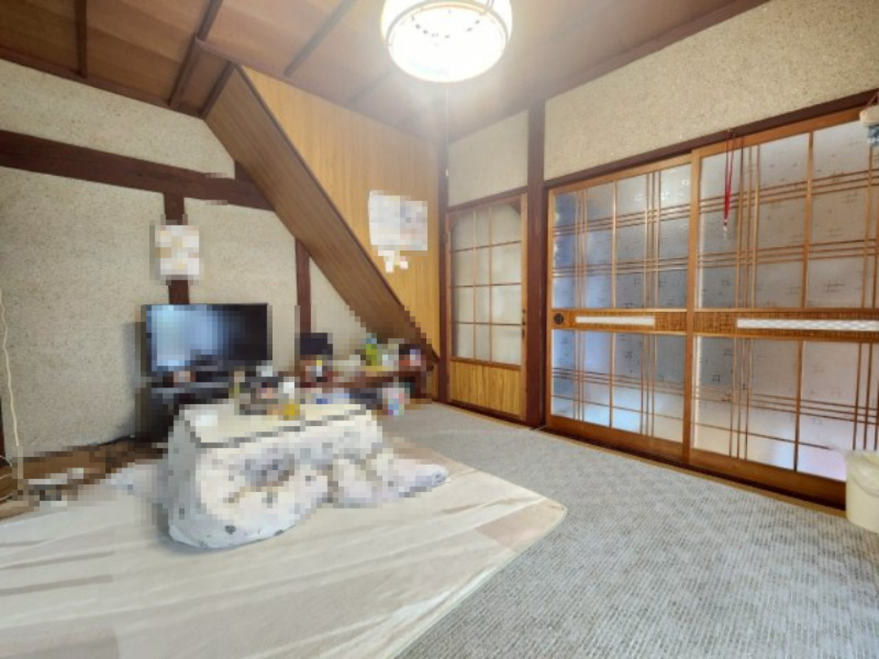 【価格改定】高島市安曇川町南古賀の和室|１階和室6帖
隣の８帖和室と繋がっておりますので、襖を開けて広々とお使いいただけます(^^)/