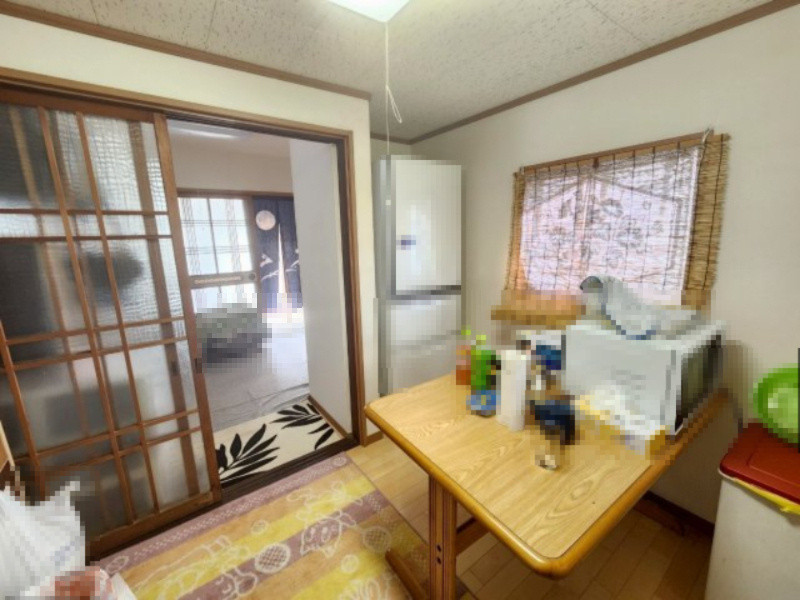 【価格改定】高島市安曇川町南古賀のダイニング|キッチンフロアがあり、ちょっとした収納やお料理スペースとして自由にお使いいただけます(^^)/