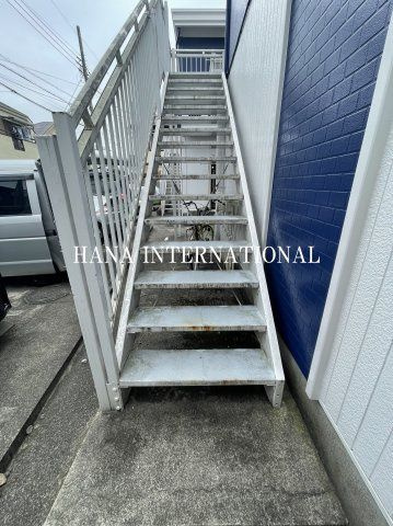 メゾン秋山Ｂ棟のエントランス