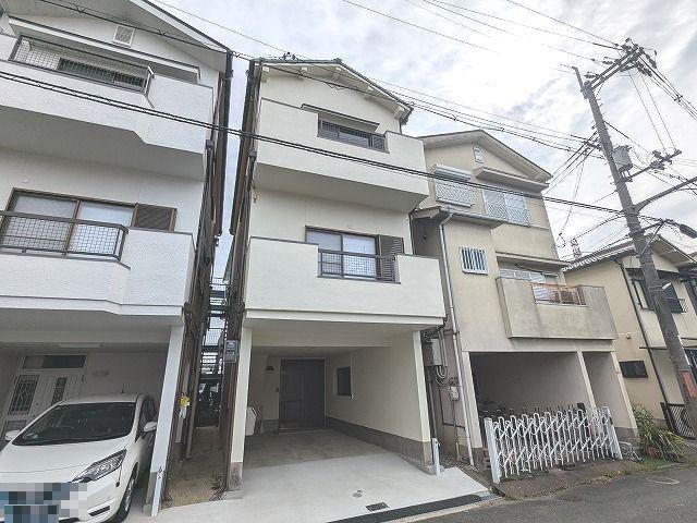 出屋敷元町2丁目（右側）　中古一戸建ての外観|新しい生活にいかがでしょうか？外観はお住まいの顔になります。こだわりたいポイントですね。外壁塗装や屋根塗装のご相談も承っております。
■現地内覧・資金計画相談・住宅ローン相談もお問合せ受付中■