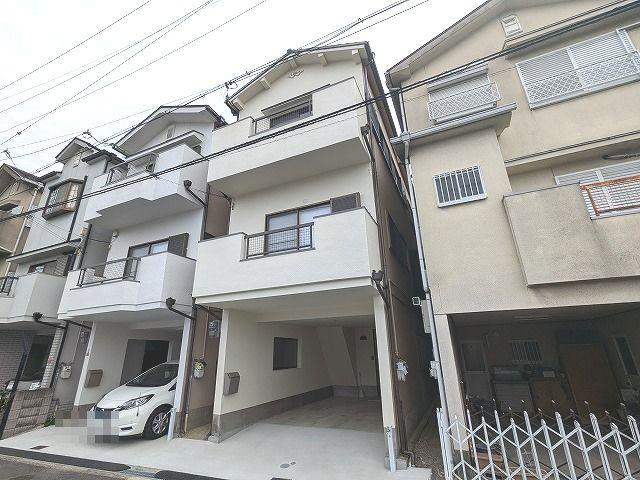 出屋敷元町2丁目（右側）　中古一戸建ての駐車場|ビルドインガレージ
■物件内覧・資金計画相談・住宅ローン相談、リフォーム相談、お問合せ受付中■
※当日・翌日のご内覧、ご相談はお電話でのお問合せがスムーズです！