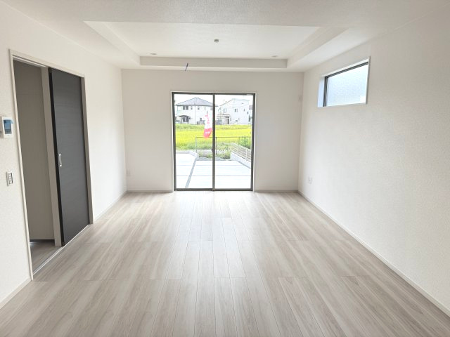 前橋市朝倉町２期　新築戸建て　1号棟の居間・リビング|カウンターキッチンなのでお料理をしながら会話もできます。
夕食の支度をしながら、お子様の様子も見られて自然と会話も増えますよ♪