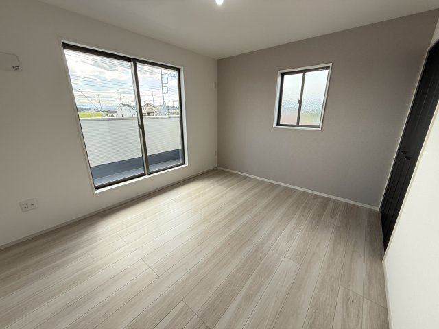 前橋市朝倉町２期　新築戸建て　1号棟の洋室|２階洋室1です。13.5帖の広い居室は間仕切り対応が可能です！