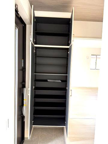 前橋市朝倉町２期　新築戸建て　1号棟の玄関|玄関収納もついていますよ！