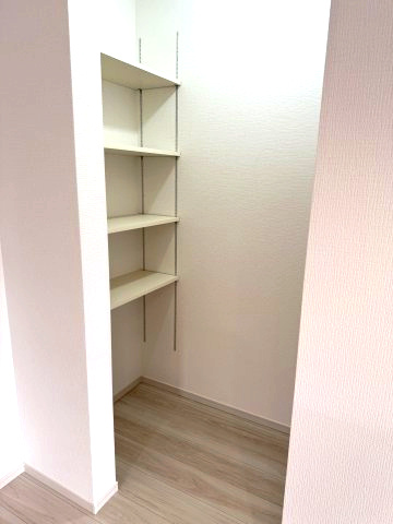 前橋市朝倉町２期　新築戸建て　1号棟の収納|シューズインクロークです。可動棚つきなので使い勝手が良いですよ。
